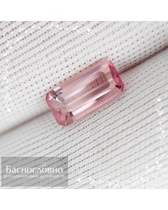 Сертифицированный природный ярко-розовый турмалин из Мозамбика огранки октагон 9,81x4,83мм 1,18 карат (драгоценный камень)