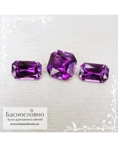 Гарнитур три ярко-пурпурных граната из Мозамбика огранки октагон 7,39x4,5 7,33x4,57 6,93x6,98мм 4,16 карат