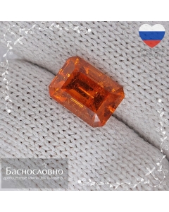 Натуральный красно-оранжевый клиногумит из Таджикистана огранки октагон 9,89x7,29мм 3,69 карат (драгоценный камень Баснословно)