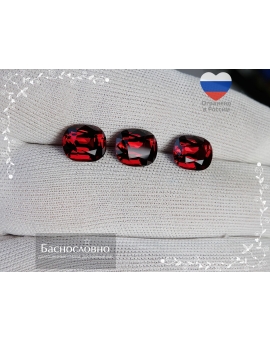 Гарнитур три натуральных глубоко-красных граната пироп-альмандина из Мозамбика огранки Баснословно кушон 8,98x7,63 8,68x7,29 8,68x7,28мм 8,44 карат (драгоценные камни)
