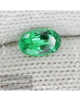 Натуральный ярко-зелёный гранат цаворит (тсаворит) из Кении огранки овал 7,53x4,71мм 0,81 карат (драгоценный камень)