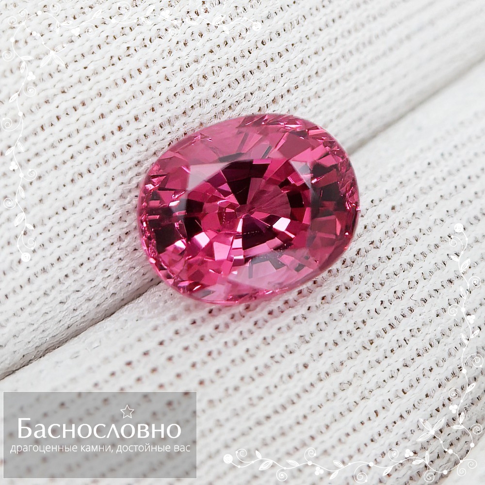 Драгоценные камни Баснословно № 552: Красная шпинель из Махенге и сертифицированные демантоиды 5,45 и 6,26 карат