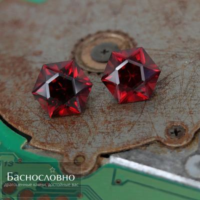 Драгоценные камни Баснословно №454: Полихромный голубо-винный топаз из Украины и Звезда Давида красные гранаты